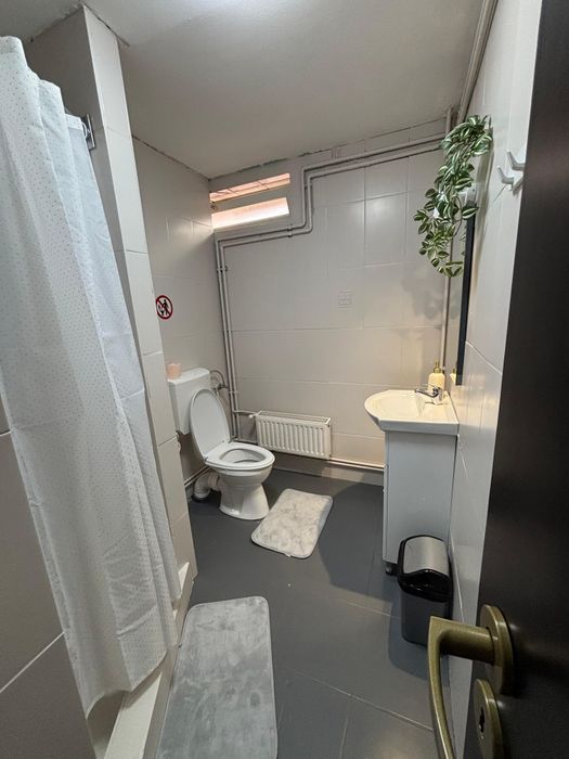 Inchiriez camera cu baie proprie în regim hotelier
