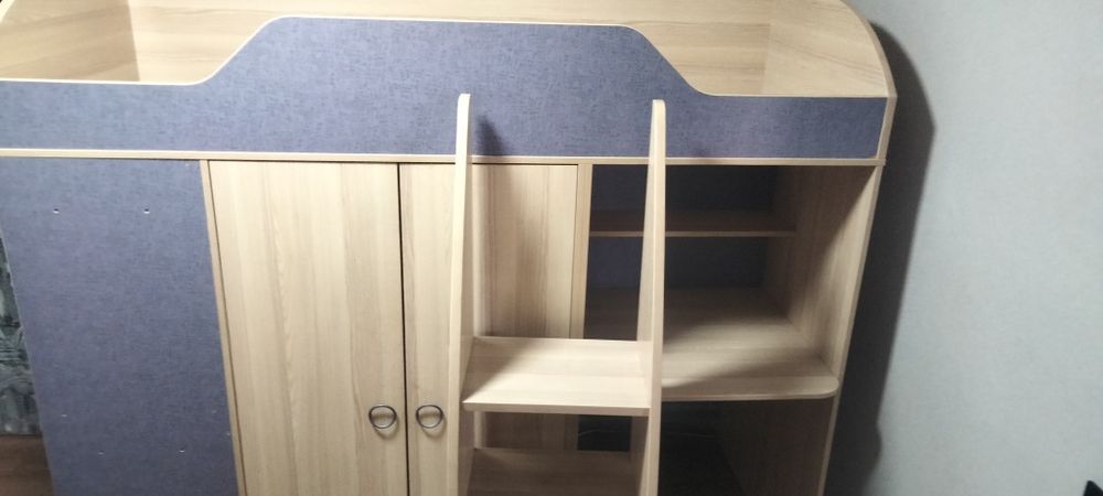 Кровать со встроенвми шкафами и столом детская.