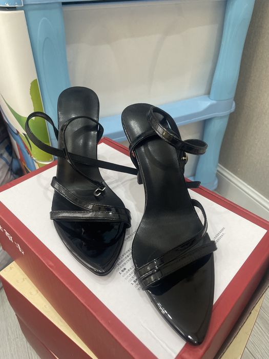 Новые чёрные туфли на каблуке