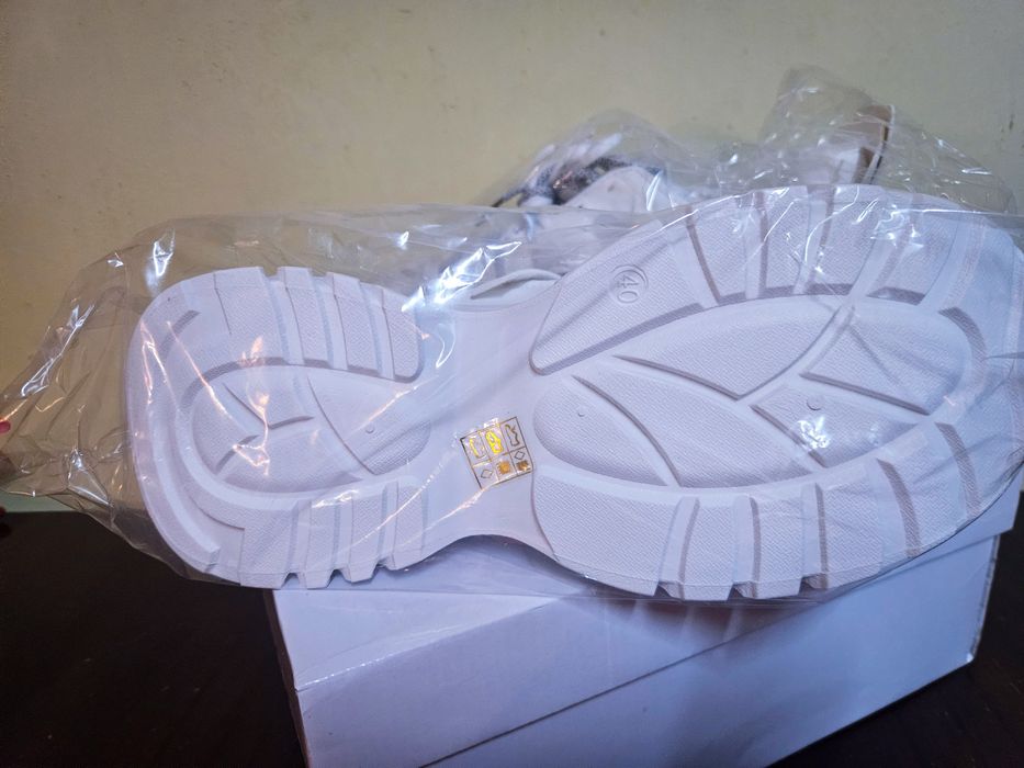 Adidasi albi. Nu sunt purtați