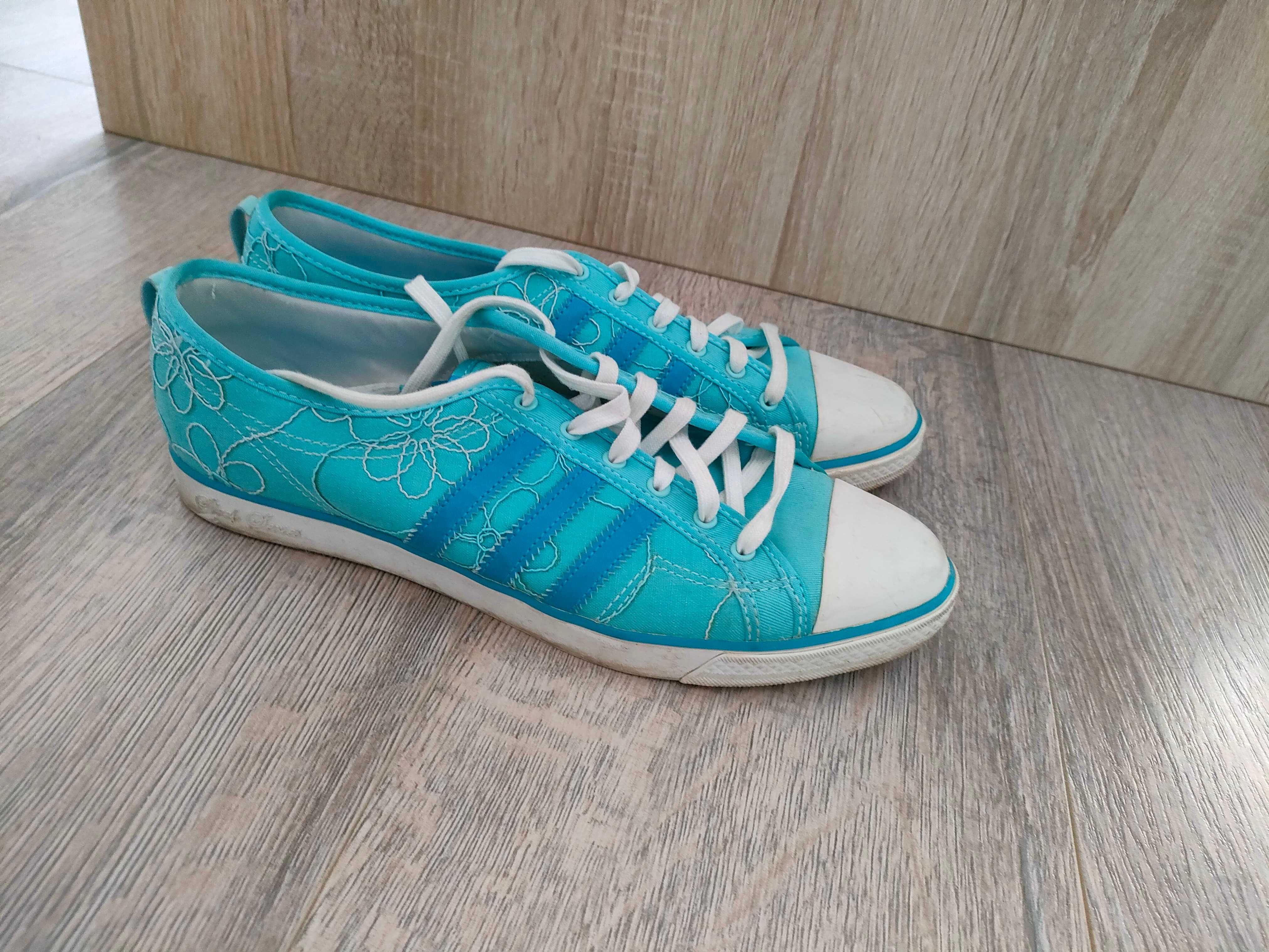 Vand Adidas dama marimea 40 •