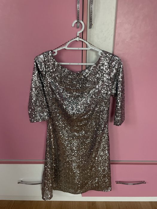 Пайетена рокля с гол гръб