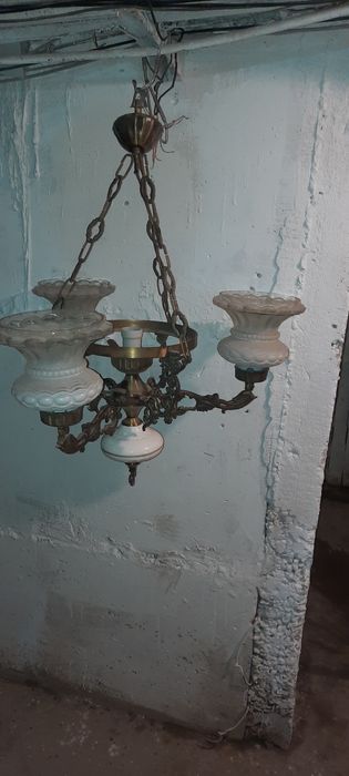 Продаётся старинный люстра.