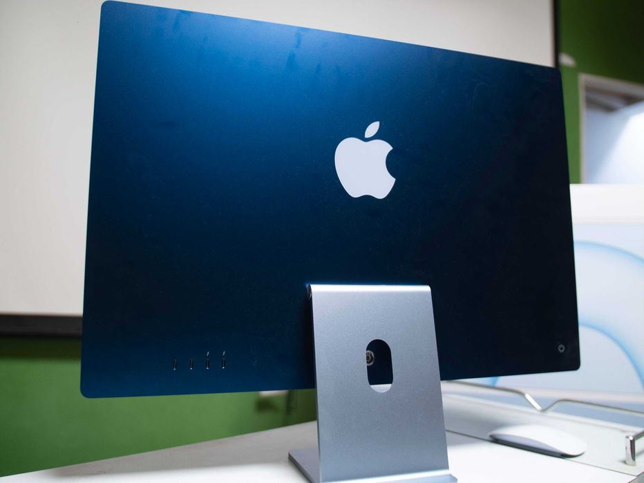 Vand iMac 2021, M1, 8 core, SSD 512gb, 16GB RAM, set complet cu tastatura mouse cutie