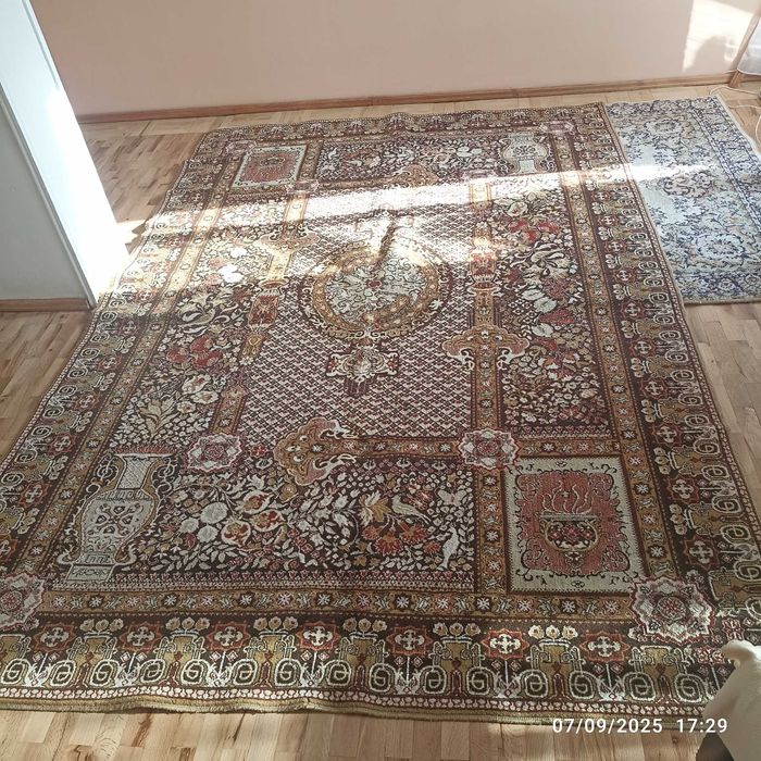 Продавам персийски килим. Български. Размер на килима 285 на 190.