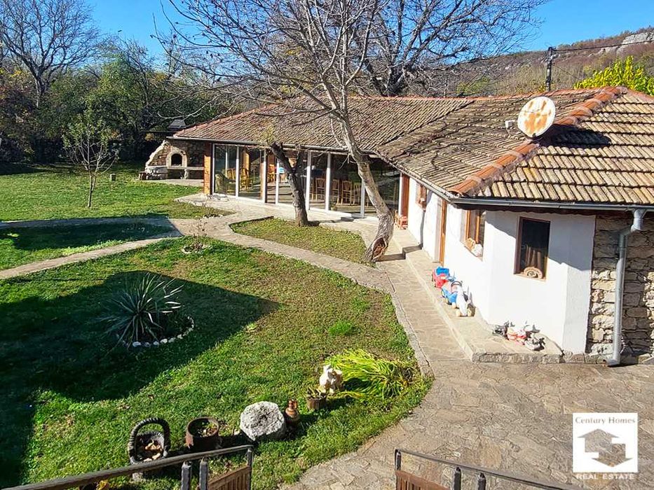 116249 Къща с 8 спални, механа и добре аранжиран двор в с. Емен