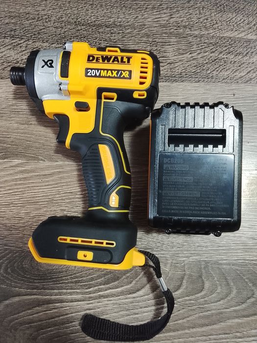 Autofiletanta impact DeWalt cu  baterie de 6A