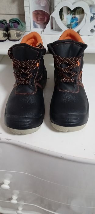 Продам ботинки на весну