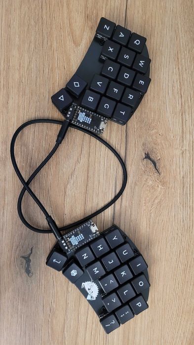 Tastaturi split ergonomice