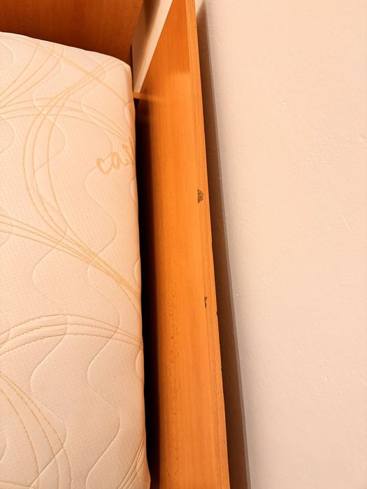 Единично легло с подматрачна рамка и матрак