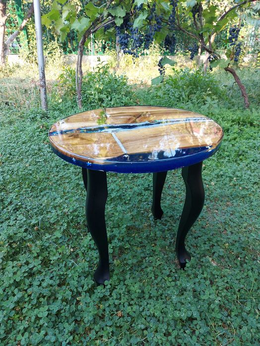Masă handmade realizată din rășină epoxidică și lemn