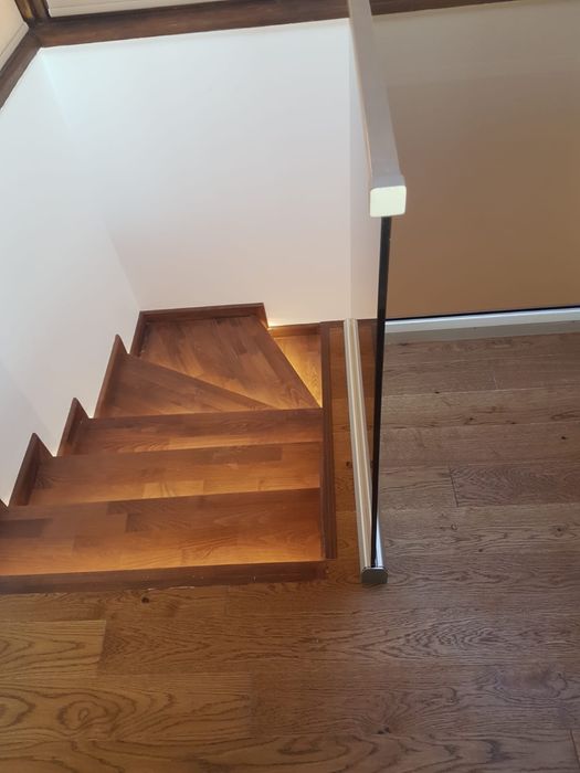 Sticla securizata fixata lateral in conectori pentru scara