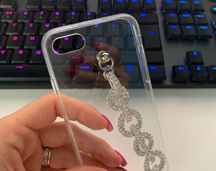 Husa cu bratara si pietricele iPhone SE 2020, 7 , 8, 7 Plus, X, XS Max