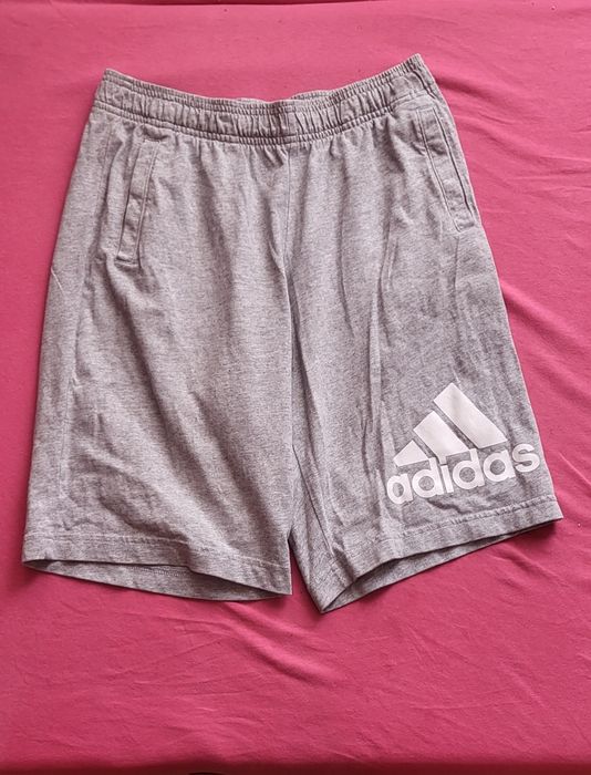 O pereche de pantaloni adidas