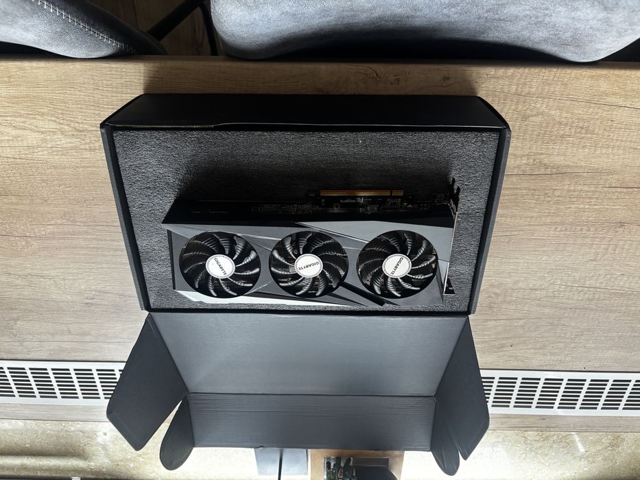 Placă video Gigabyte Radeon RX 6750 XT 12 GB – 3 ventilatoare