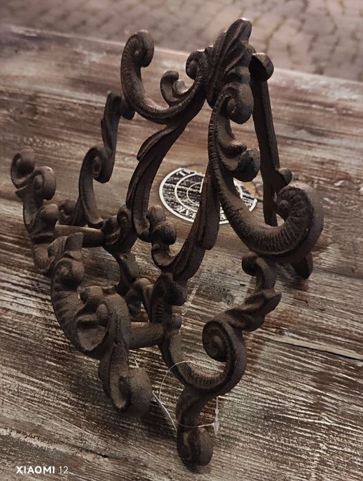 Чугунена поставка за книга