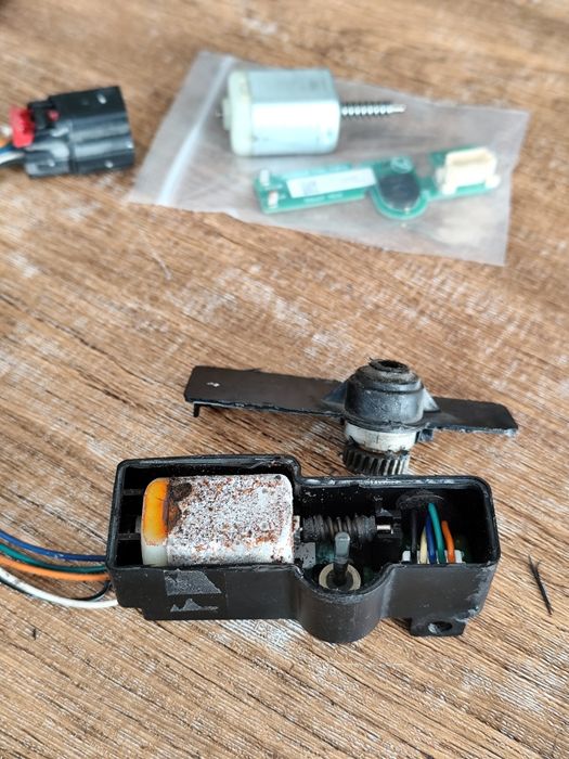 Tesla Model S ремон на заряден порт 1022621-10  pin housing Тесла