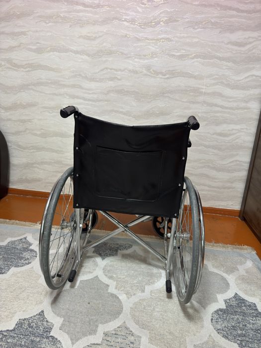 Инвалидная коляска и ходунок