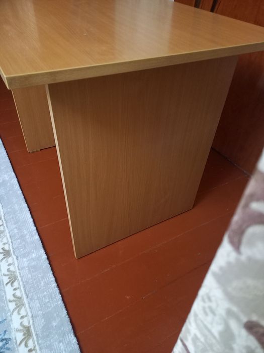 Компьютер стол сатылады.