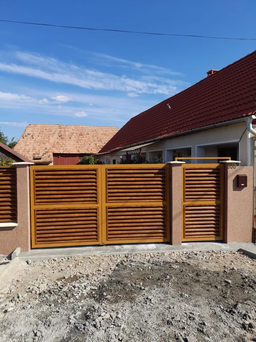 Porţi și Panouri Gard Tip-Jaluzea sau Vertical cu sau fără montaj.
