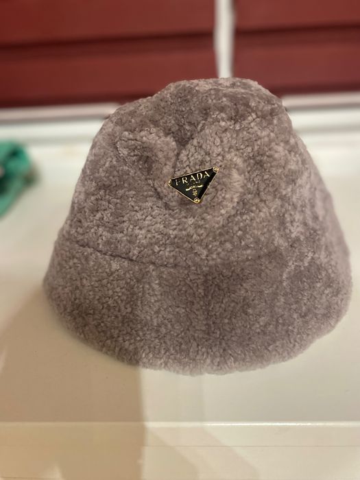 Дамска шапка Prada