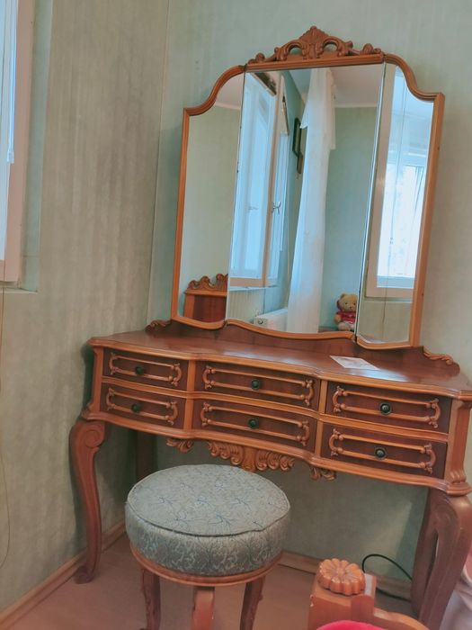 Mobilă veche, din lemn masiv, lustre și ceas cu pendula.