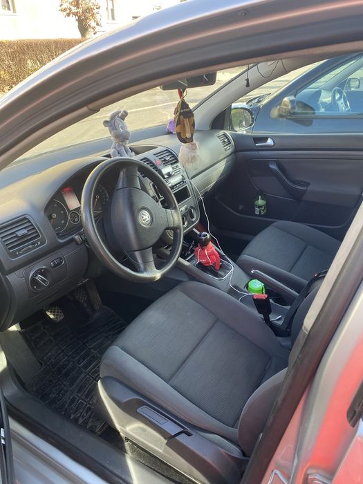 Vând glof 5 an 2009 motor de 1.9 pretul 2500