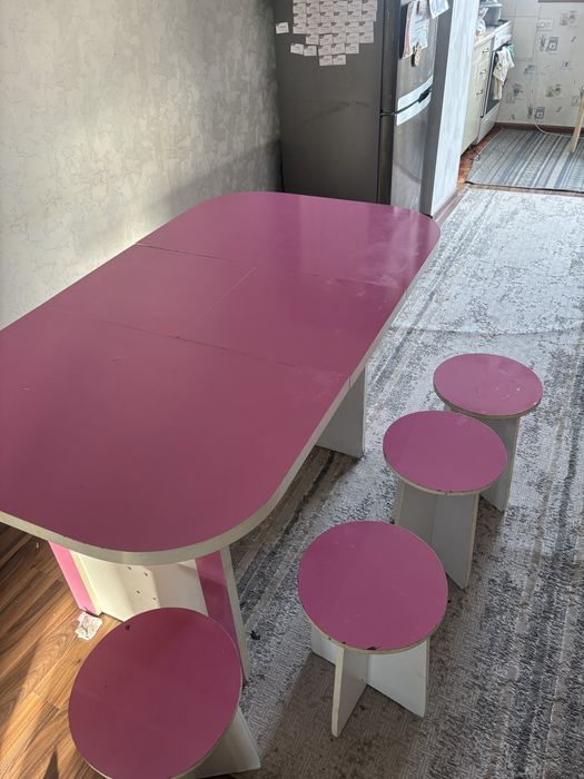 Стол с 4 стульями, продаем срочно!