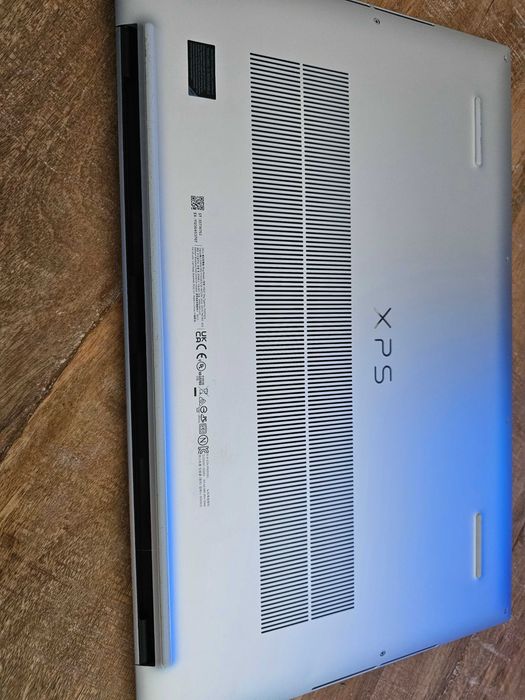 Лаптоп dell xps 17 9700 i9 10885h 32gb rtx 2060