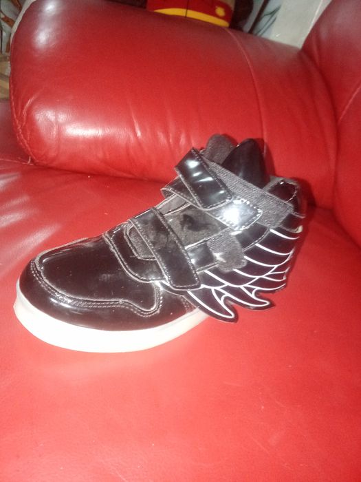 Papuci de vânzare se  aprind