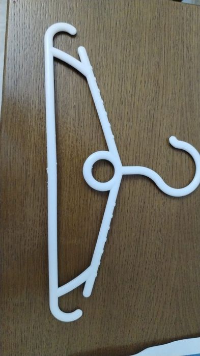 Вешалки детские плассмассовые и железные с прищепками