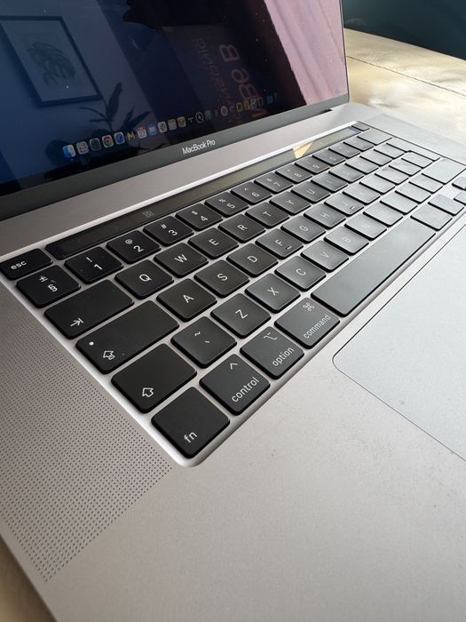 Macbook Pro 16” 1TB, placa video dedicata