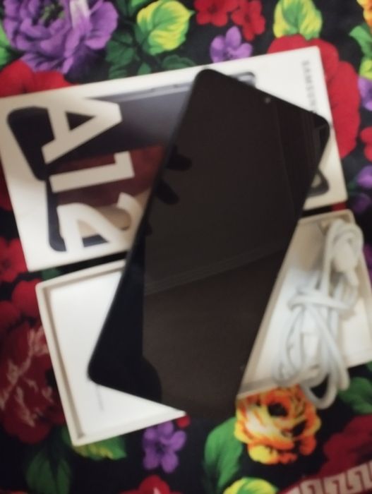 Samsung A12  xolati ideal oʻzim ishlatganman karobka dakumenti