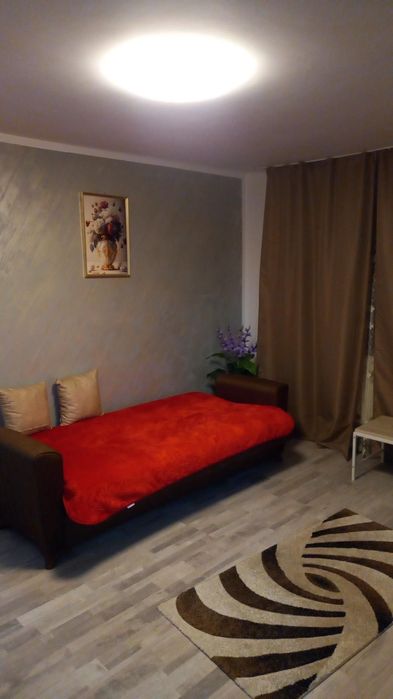 Închiriez în regim hotelier apartament cu trei camere la parter,