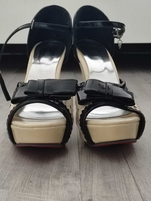 Papuci cu toc de dama