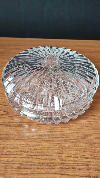 Голяма кристална купа с капак