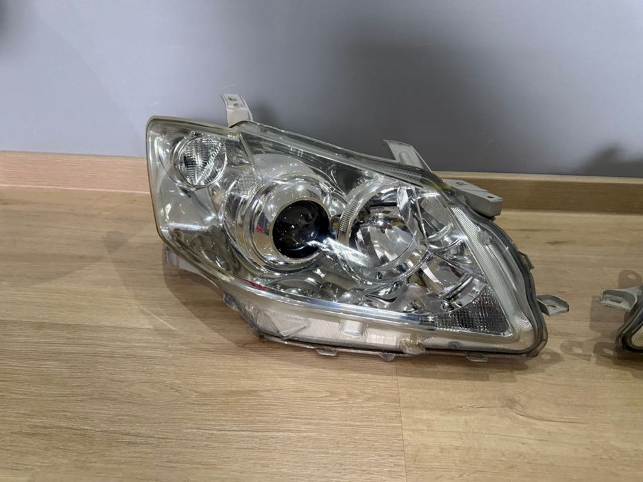 Фары на Toyota Aureon