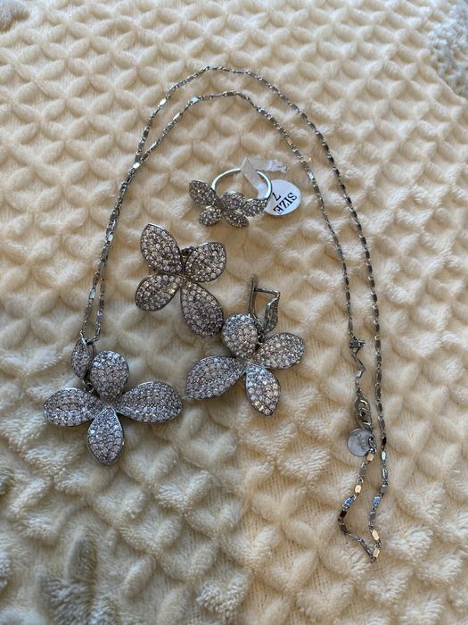 Комплект из серёг, кулона и кольца.