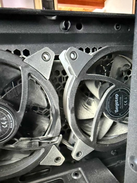 Curățare praf + schimbat pastă termoconductoare laptop/PC – Ploiești