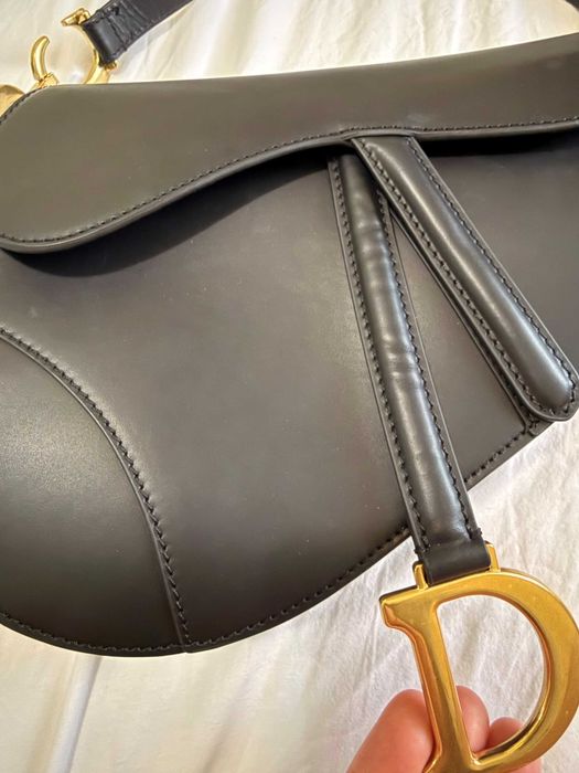 Geanta saddle, neagra cu accesorii aurii