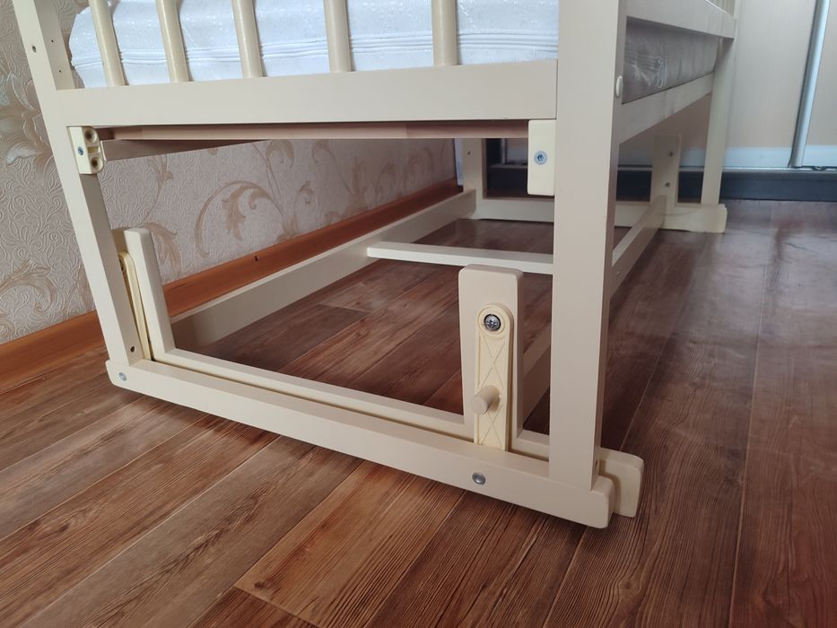 Продам детскую кроватку с маятником