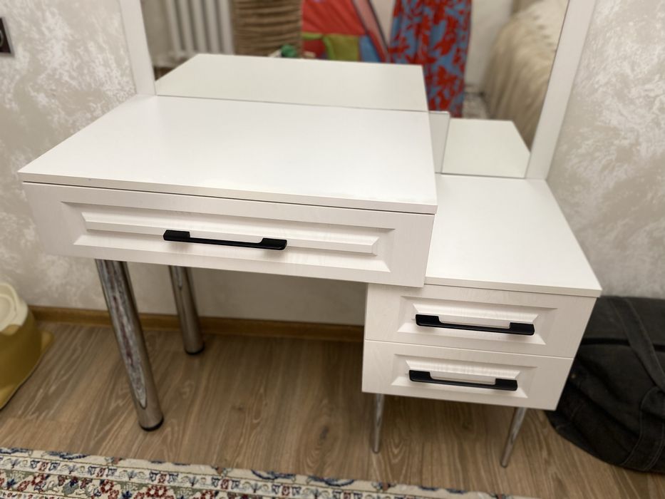 Туалетный столик с зеркалом