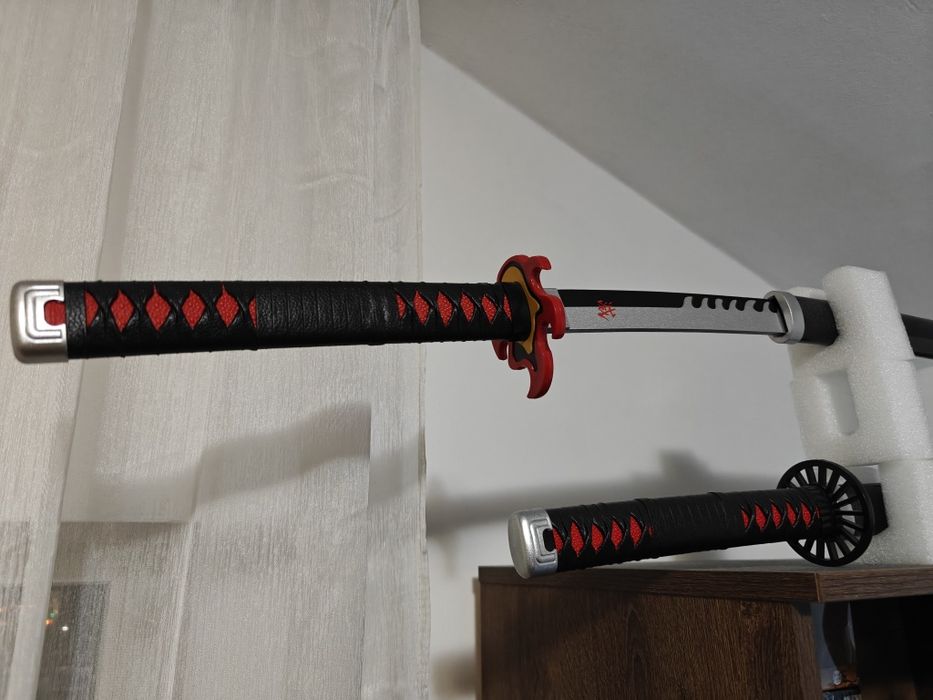 Sabie Demon Slayer - Replica marime naturala (din lemn vopsit)