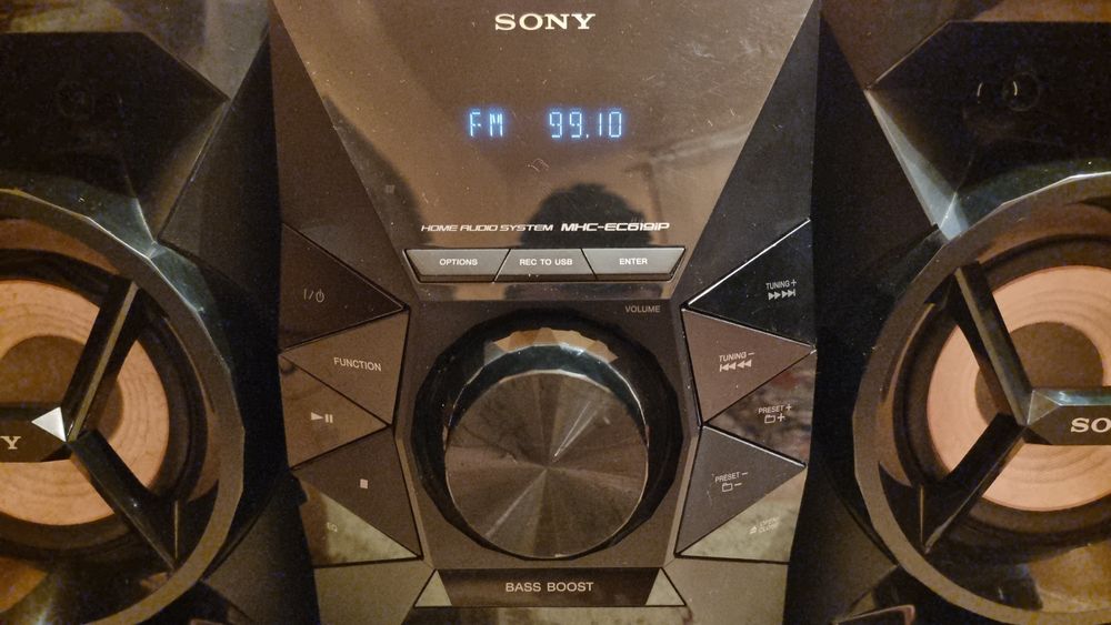 Vând Combină Muzicală Sony, CD Player, Docking, Tuner FM, USB, 2x60W