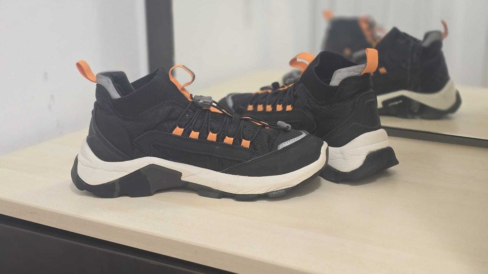 Bugatti
Сникърси