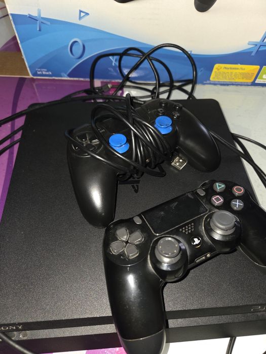 Vând PS 4 + 6 CD fifa si 2 buc controler