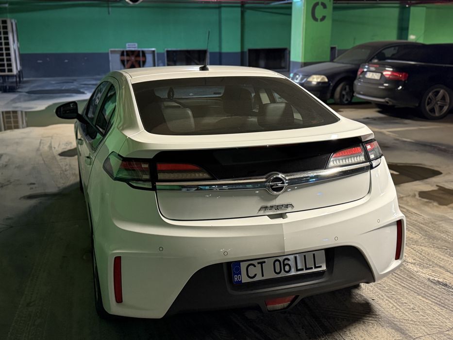Inchiriere auto Seat Leon/Opel Ampera