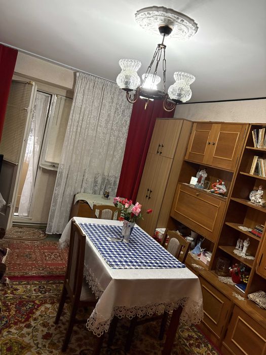 Vand apartament doua camere