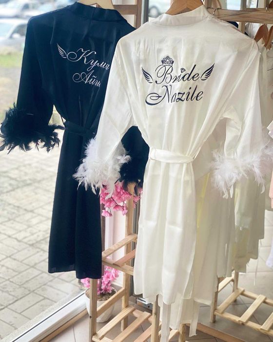 САТЕНЕН ХАЛАТ С БРОДЕРИЯ - опция за пера на ръкавите