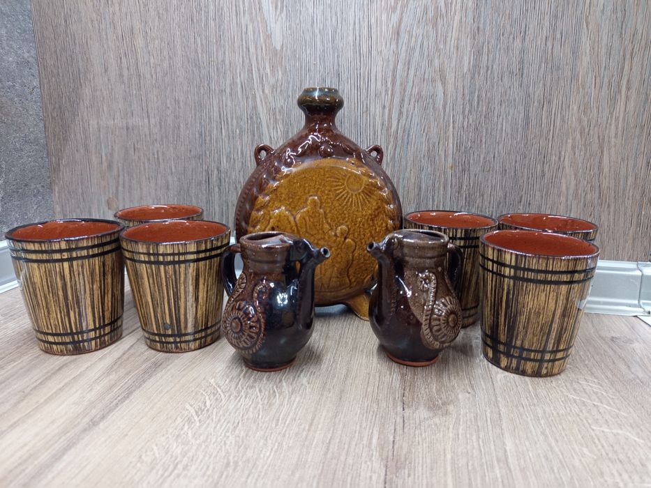 Глинени чаши и кана за вино
